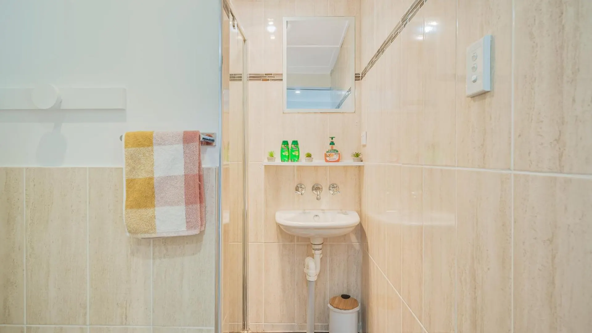 Pet Friendly Cozy Cabin Woombye Holiday home