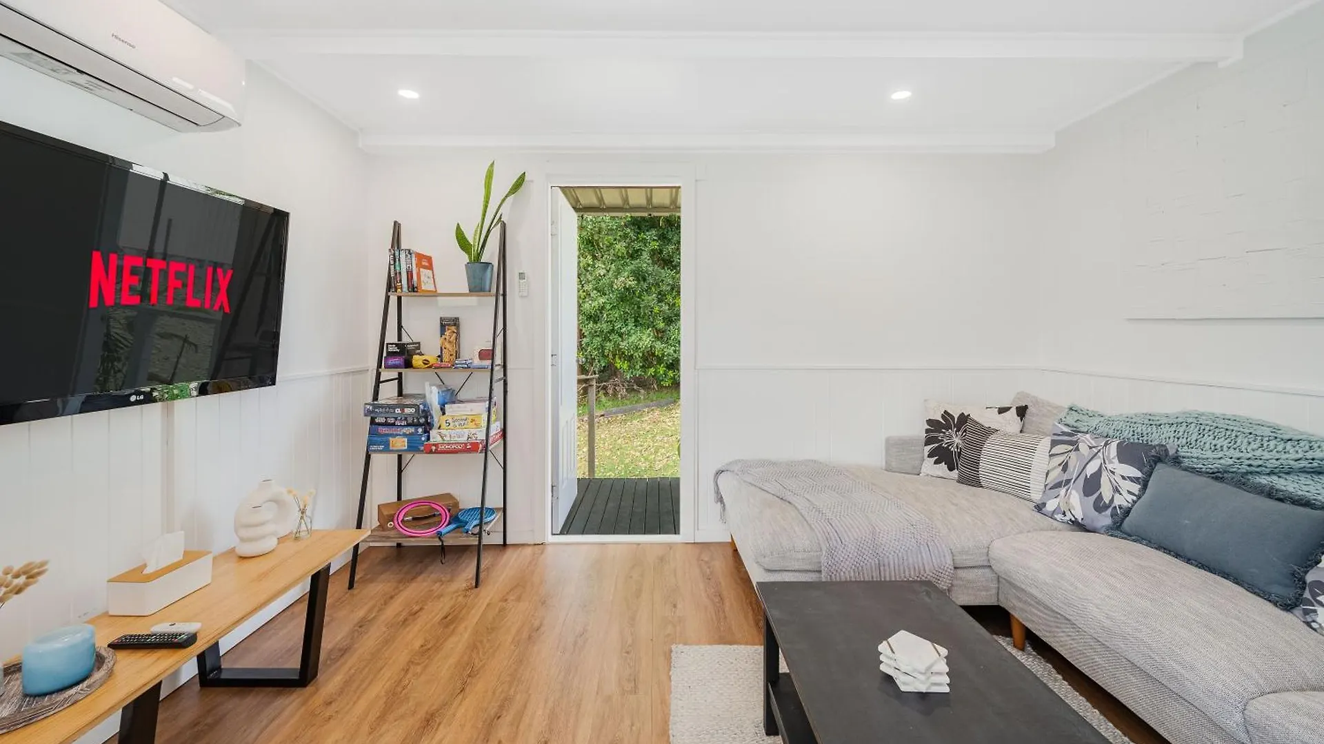 Pet Friendly Cozy Cabin Woombye 0*,  Australia